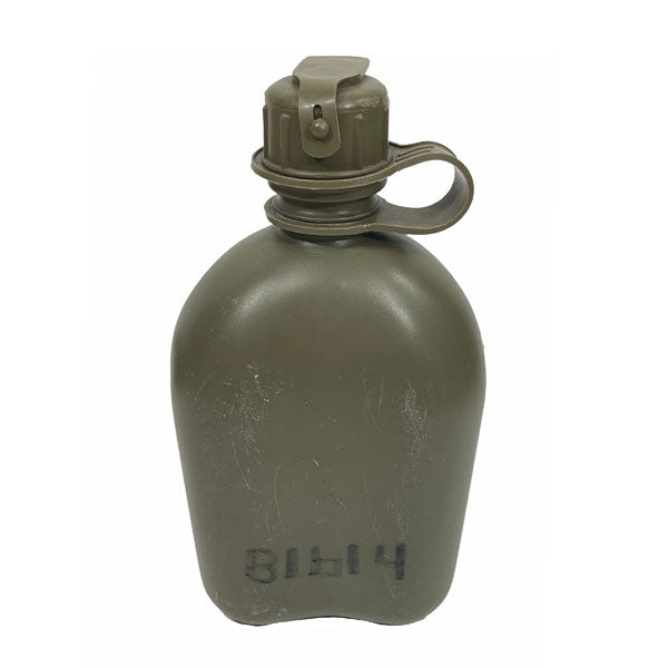 1 QT canteens kidney-shaped consisting of a body, strap and cap